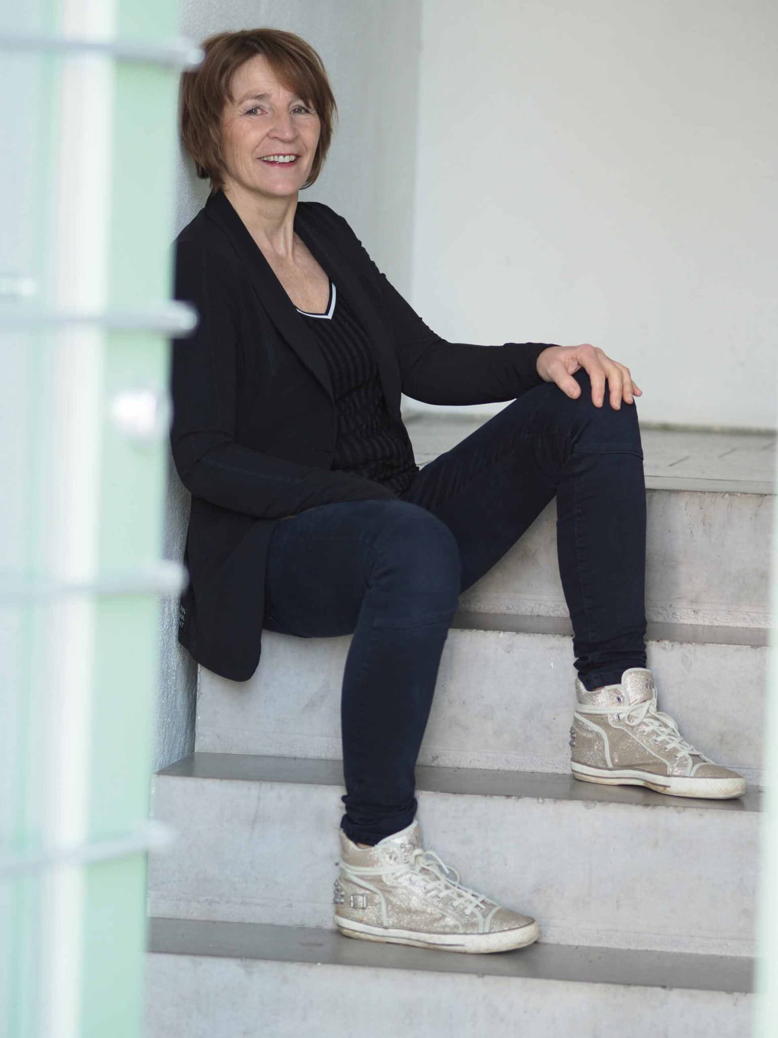 Christiane Hahn auf einer Treppe